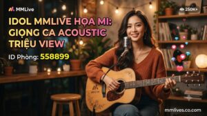 Banner hồ sơ Idol cover nhạc MMLive Họa Mi, ID phòng 558899. Hình ảnh nữ streamer xinh đẹp đang ôm đàn guitar acoustic mỉm cười trước micro trong không gian ấm cúng, kèm dòng chữ 'Giọng ca acoustic triệu view' và tên miền mmlive.cn.com.